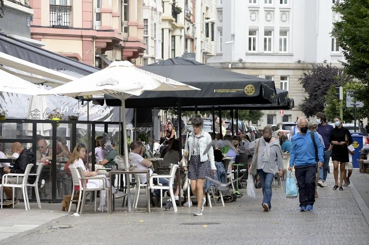 Varias persoas na terraza dun bar na Coruña.. M. Dylan - Europa Press 