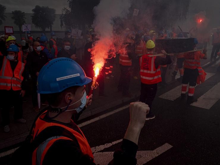 Un traballador de Vestas acende unha bengala nunha marcha contra o peche da fábrica de Viveiro, a 5 de outubro de 2021, en Santiago de Compostela 