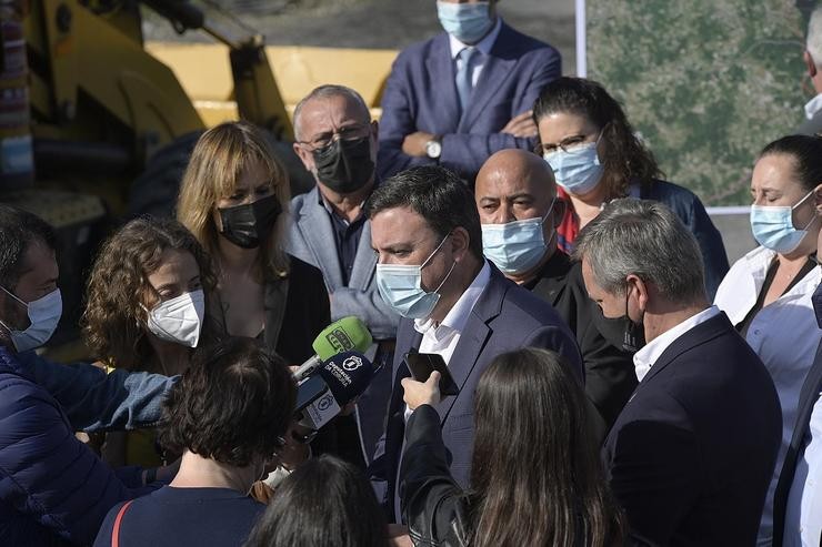 O presidente da Deputación da Coruña, Valentín González Formoso, e o delegado do Goberno, José Miñones, na visita ás obras de ampliación da senda ciclista. MONCHO FONTES 