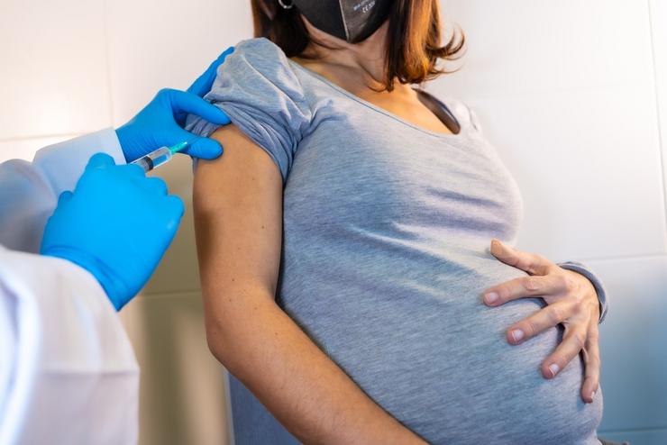 Vacinación a unha muller embarazada. GOBERNO DE ASTURIAS - Arquivo