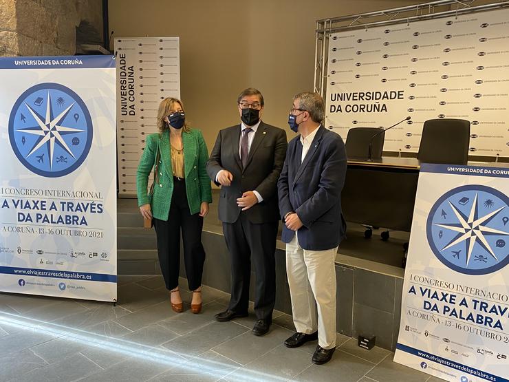 A profesora de Literatura Española na Facultade de Filoloxía da UDC, Neves Pena Sueiro;  o reitor da UDC, Xullo Abalde; e o profesor de Turismo da UDC, Carlos Rodríguez Carro na presentación do congreso. UDC / Europa Press