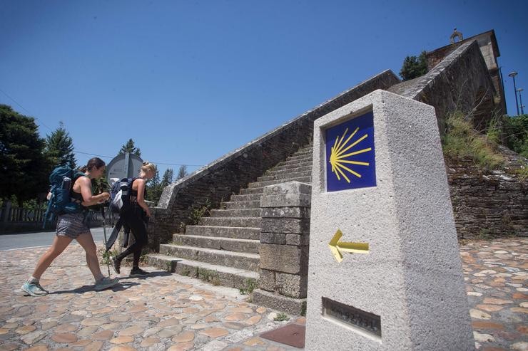 Dúas persoas realizan o Camiño de Santiago, a 15 de xuño de 2021, en Portomarín, Lugo 