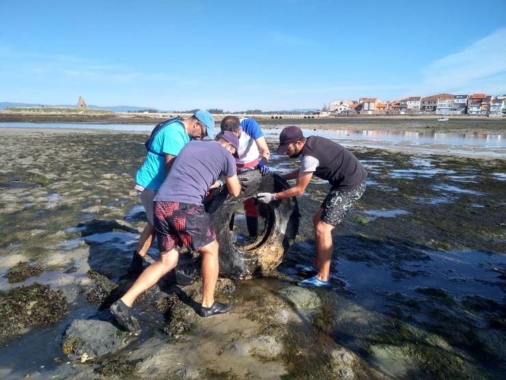 Mariscadoras e voluntariado de Afundación retinan máis dunha tonelada de residuos nos fondos marisqueiros de Cambados / AFUNDACIÓN - Arquivo