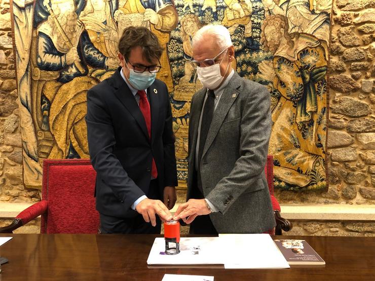 O director de Filatelia de Correos, Jordi Escruela, e o presidente da RAG, Víctor F. Freixanes, presentan un selo conmemorativo de Emilia Pardo Bazán. RAG 