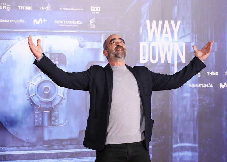 O actor Luís Tosar pousa durante o photocall da película 'Way Down' no Hotel Palace, a 10 de novembro de 2021, en Madrid, (España). A película vira ao redor dun roubo no interior do Banco de España.. Marta Fernández Xara - Europa Press 