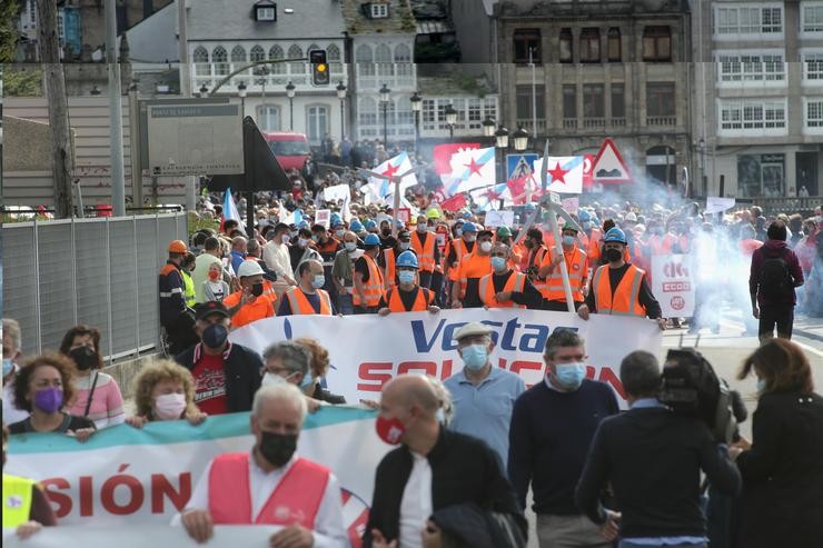 Varios centos de persoas participan nunha manifestación polo futuro industrial da Mariña, a 17 de outubro de 2021, en Viveiro 