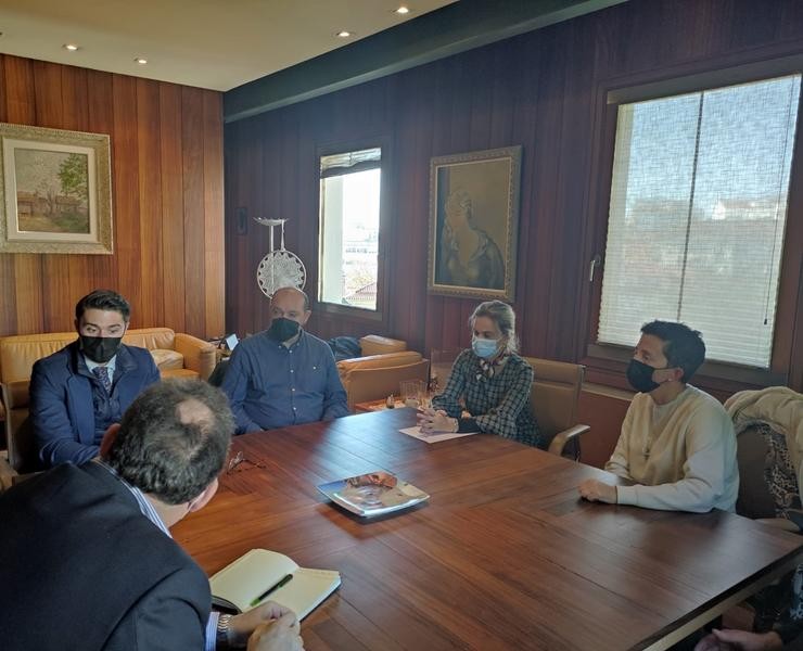 A familia de Diego Belo, xunto ao seu avogado, manteñen unha reunión coa Valedora do Pobo. VALEDOR DO POBO / Europa Press