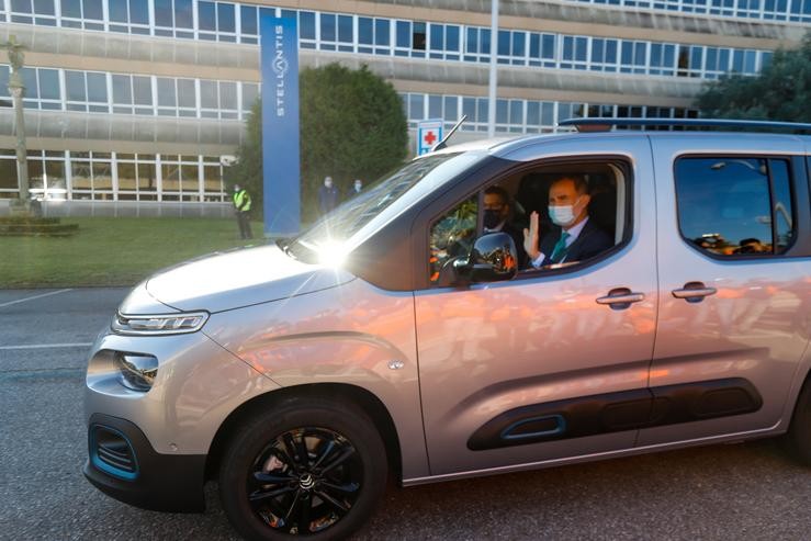 O Rei Felipe V ao volante dunha furgoneta Berlingo eléctrica, durante a súa visita á planta de Stellantis en Vigo con motivo do lanzamento comercial das furgonetas eléctricas da factoría.. Marta Vázquez Rodríguez - Europa Press / Europa Press