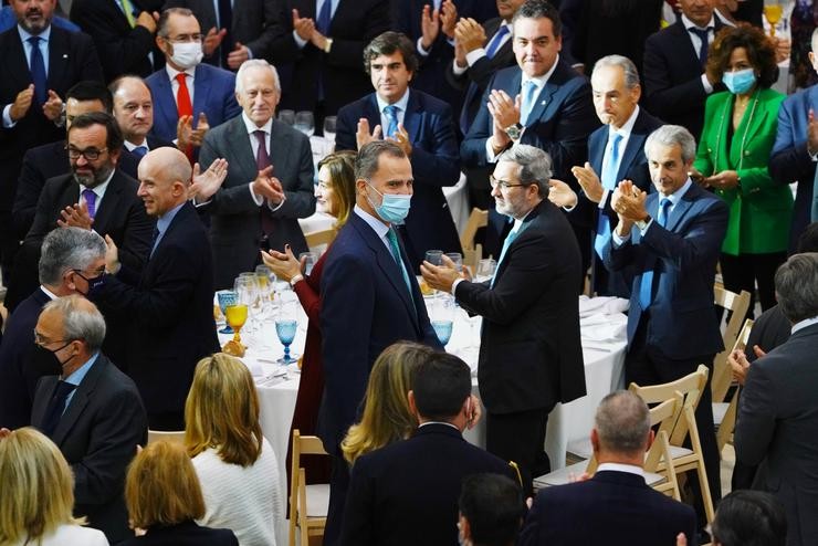 O Rei Felipe V (c) durante o xantar que serve para conmemorar o 40º aniversario da Confederación de Empresarios de Galicia (CEG), no Museo Centro Gaiás da Cidade da Cultura, a 12 de novembro de 2021, en Santiago de Compostela, Galicia, (É. Álvaro Ballesteros - Europa Press / Europa Press