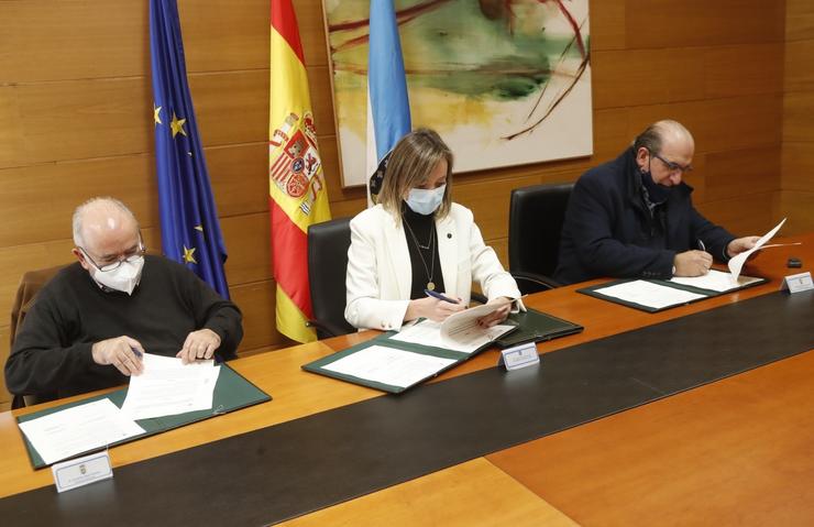 Os alcaldes e a conselleira asinan a adhesión ao programa Xantar na Casa. XUNTA / Europa Press
