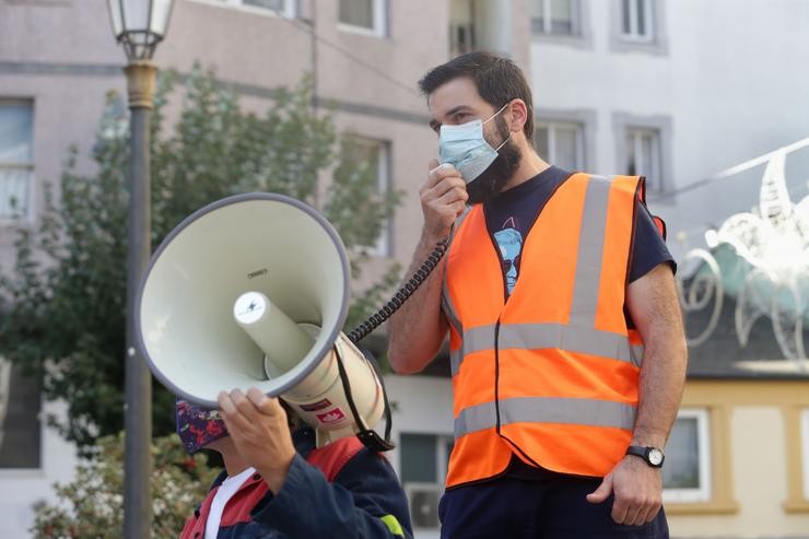 Arquivo - Un home lanza consignas a través dun megáfono durante unha concentración conxunta de traballadores das fábricas de Alcoa e de Vestas situadas na Mariña (Lugo), fronte á Subdelegación do Goberno, a 10 de outubro de 2021, en Lugo, Gali. Carlos Castro - Europa Press - Arquivo / Europa Press