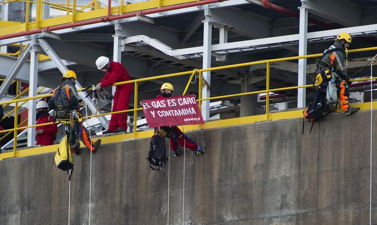 Escaladores de Greenpeace entran na regasificadora de Reganosa para denunciar o impacto do gas no medioambiente. GREENPEACE / Europa Press