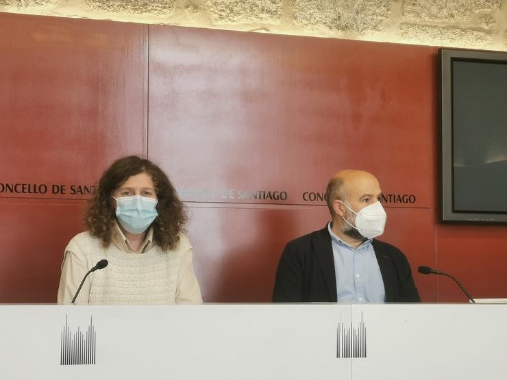 A portavoz municipal do BNG en Santiago, Goretti Sanmartín, e o deputado no Congreso, Néstor Rego, nunha rolda de prensa no Pazo de Raxoi. / Europa Press