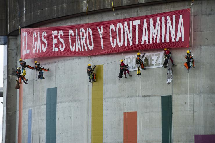 Escaladores de Greenpeace entran na regasificadora de Reganosa en Mugardos 