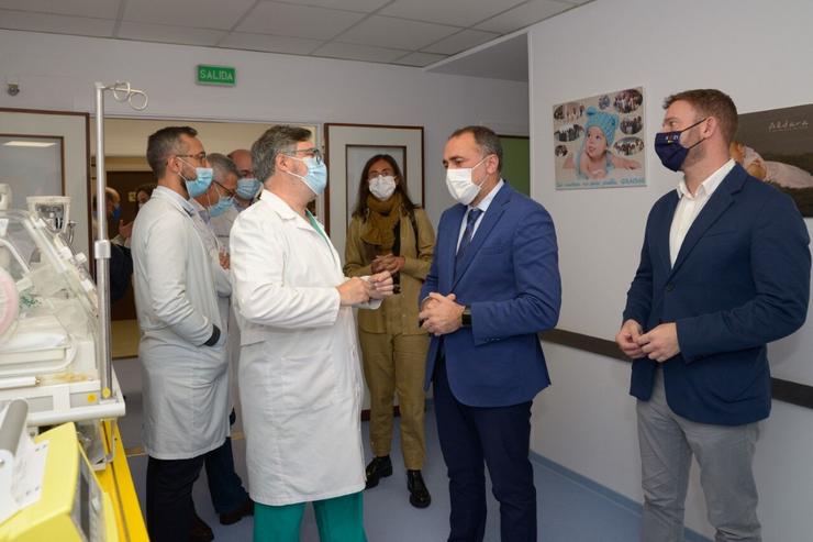 O conselleiro de Sanidade, Julio García Comesaña,visita a unidade de neonatoloxía do Hospital Materno Infantil. SERGAS