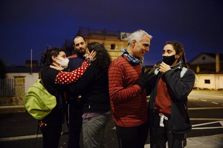 Os activistas á saída da sede da Garda Civil de Ferrol.. GREENPEACE 