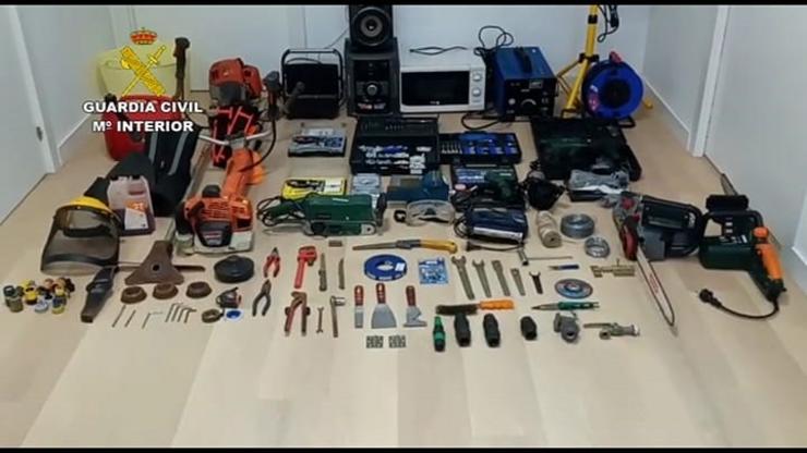 Ferramentas, electrodomésticos e equipos electrónicos roubados nunha vivenda en Porto do Son (A Coruña).. GARDA CIVIL / Europa Press