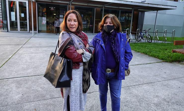 A irmá e a nai de Déborah Fernández-Cervera, Rosa Fernández-Cervera e Rosa Neira, fronte á Comisaría de Vigo no día en que foron citadas unha trintena de persoas para a toma voluntaria de mostras de ADN. / Europa Press