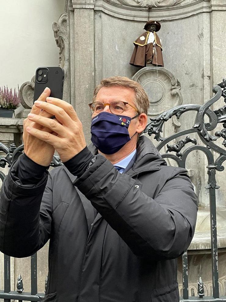 O presidente galego faise un 'selfie' co Manneken Pis.. XUNTA 