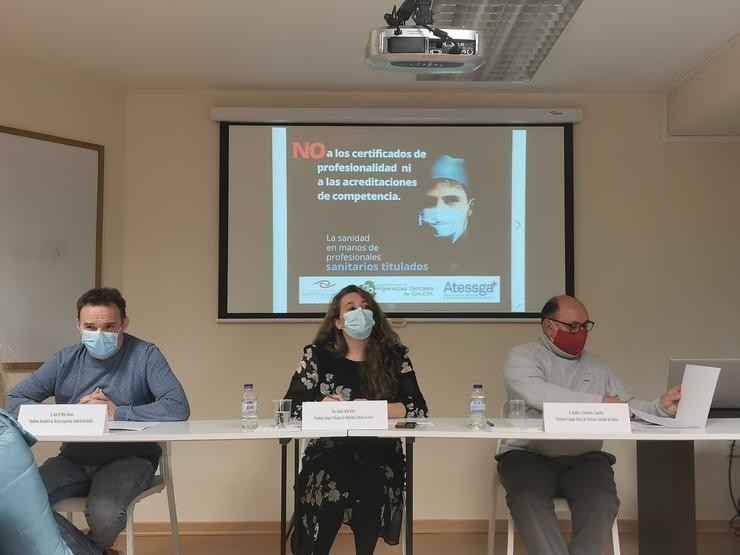 O presidente da Asociación de Técnicos Superiores Sanitarios de Galicia, Juan R. Pérez; a presidenta do Colexio de Higienistas Dentais de Galicia, Andrea Pardo; e o presidente do Colexio de Protésicos Dentais de Galicia, Avelino Sanmartín. 