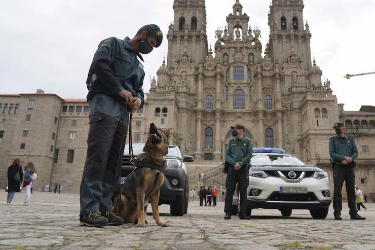 Arquivo - Varios axentes de Garda Civil e un can do corpo fronte á Catedral de Santiago, durante a presentación do dispositivo de seguridade establecido para o Ano Santo Xacobeo na praza do Obradoiro, a 27 de maio de 2021, en Santiago de Co. Álvaro Ballesteros - Europa Press - Arquivo / Europa Press