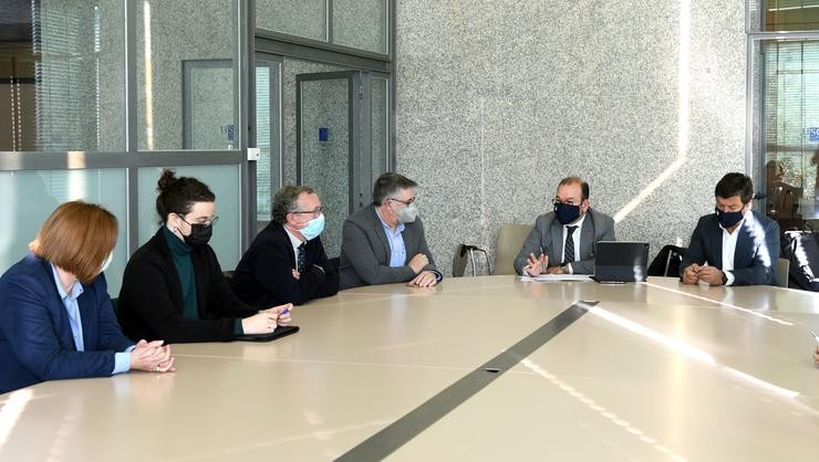 O reitor da USC, Antonio López, nunha reunión sobre a Facultade de Farmacia. USC 