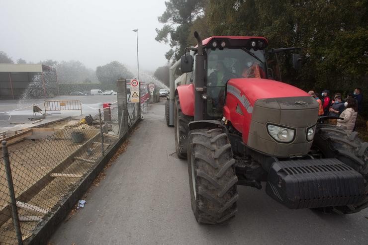 Un tractor nunha concentración do sector lácteo para esixir 'prezos xustos' para a produción de leite, fronte á factoría de Lactalis, a 11 de novembro de 2021, en Vilalba, Lugo 