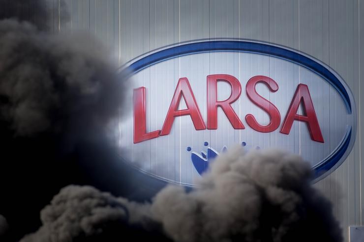 Fume nas inmediacións da planta de Larsa durante unha acción sindical para esixir uns "prezos xustos" para a produción de leite, a 16 de novembro de 2021, en Robra, Outeiro de Rei, Lugo, Galicia, (España). Apoiados polo sindicato Unións Agrar. Carlos Castro - Europa Press