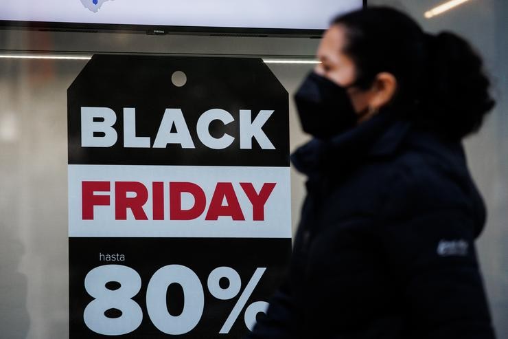 Un comercio anuncia descontos do 80% polo Black Friday, a 12 de novembro de 2021. Alejandro Martínez Vélez - Europa Press 