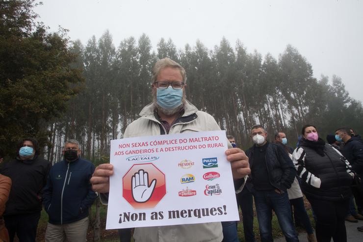 Unha persoa sostén unha pancarta nunha concentración do sector lácteo para esixir 'prezos xustos' para a produción de leite, fronte á factoría de Lactalis, a 11 de novembro de 2021, en Vilalba, Lugo, Galicia, (España). O obxectivo desta protes. Carlos Castro - Europa Press 