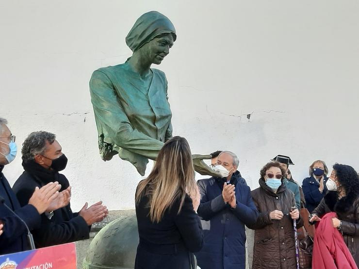 Unha estatua conmemorativa da enfermaría na Praza de Ferrol en Lugo. / Europa Press