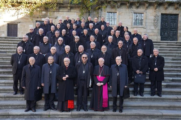 Foto de familia dos bispos durante a peregrinación a Santiago de Compostela, a 19 de novembro de 2021, en Santiago de Compostela, A Coruña, Galicia, (España). Con motivo do Ano Xubilar Compostelán, este venres 19 de novembro 63 bispos españois. Álvaro Ballesteros - Europa Press 