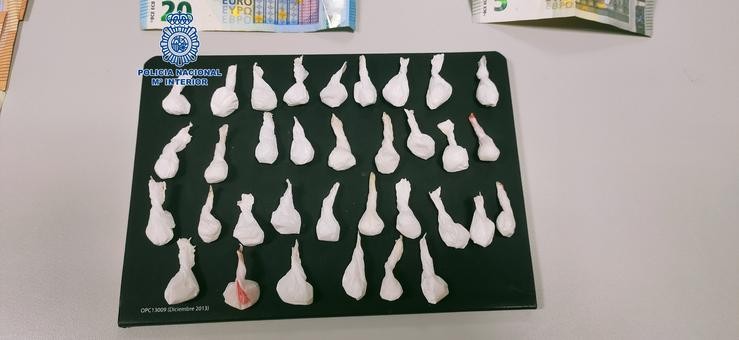 Bolsas de cocaína listas para a venda polo miúdo / POLICÍA NACIONAL