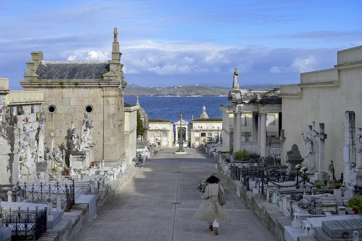 Unha persoa camiña no cemiterio de San Amaro 