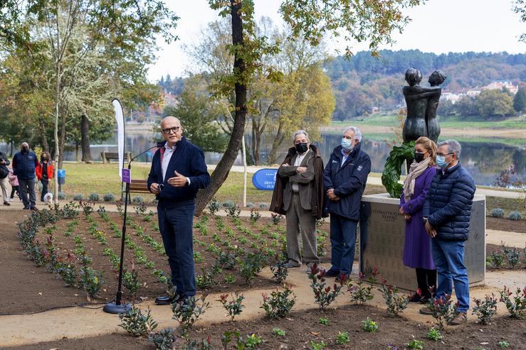 O presidente da Deputación de Ourense, Manuel Baltar, e o presidente do Parlamento de Galicia, Miguel Santalices, entre outros, na inauguración do Parque dá Igualdade de Pereiro de Aguiar.. DEPUTACIÓN DE OURENSE / Europa Press