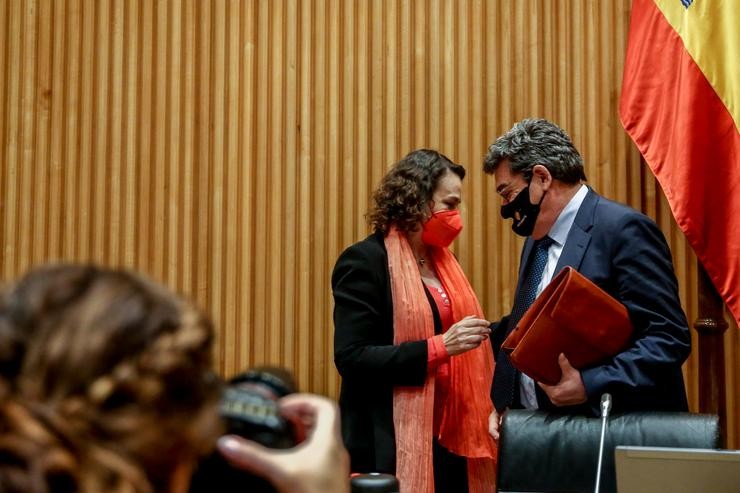 O ministro de Inclusión, Seguridade Social e Migracións, José Luís Escrivá (d), fala coa presidenta da Comisión de Seguimento e Avaliación dos Acordos do Pacto de Toledo, Magdalena Valerio (i), antes de comparecer na comisió. Europa Press / Europa Press