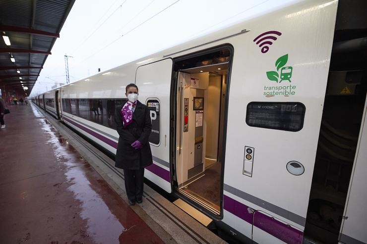 Unha azafata nas portas do tren que vai efectuar unha viaxe polo novo tramo de alta velocidade Pedralba de la Pradería-Ourense, na estación de Madrid-Chamartín na primeira viaxe de probas do AVE a Galicia 