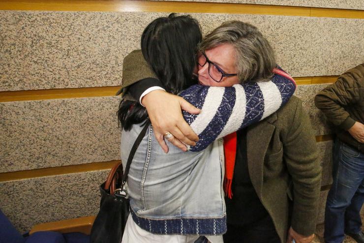 A ex alcaldesa do Porriño, Eva García de la Torre (d), abrázase a unha muller á súa chegada a unha comparecencia para anunciar a súa dimisión, no Salón de sesións do Concello, a 23 de novembro de 2021, no Porriño (Pontevedra). Marta Vázquez Rodríguez - Europa Press