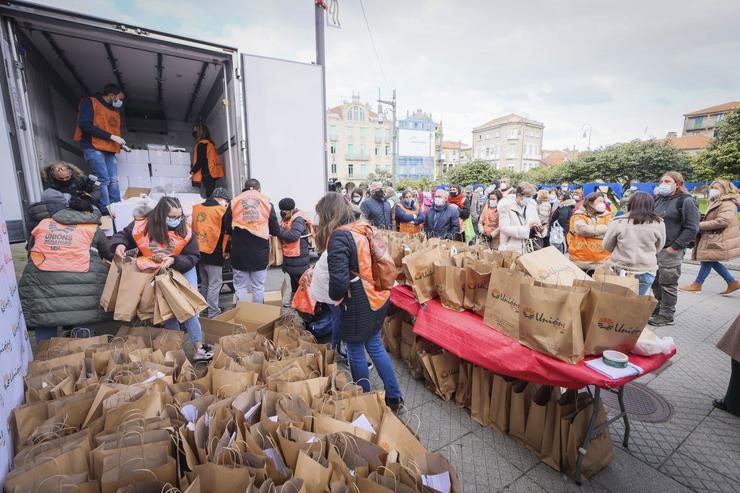 Unións Agrarias regala pitos en Pontevedra para protestar polos baixos prezos 