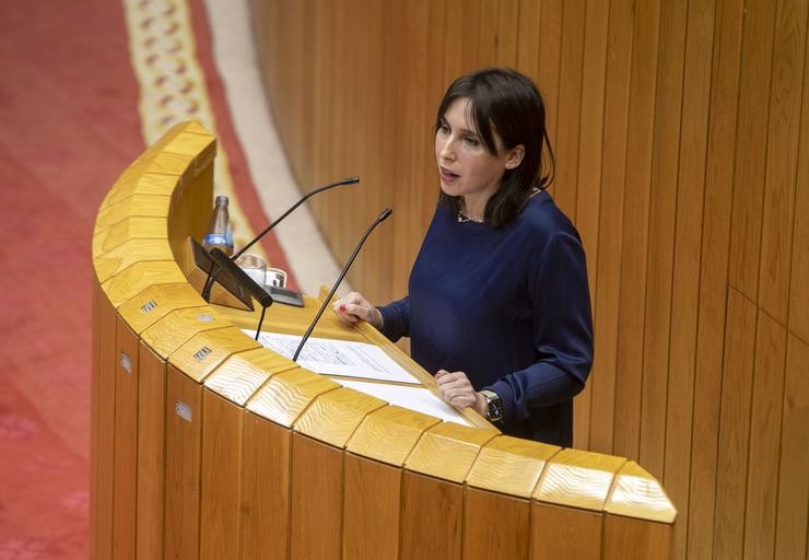 A conselleira de Emprego e Igualdade, María Jesús Lorenzana, comparece na Cámara galega 