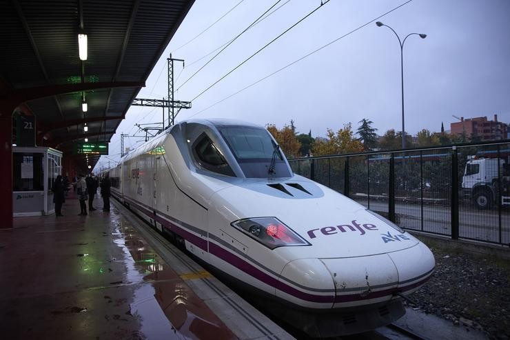 Tren que vai efectuar unha viaxe polo novo tramo de alta velocidade Pedralba de la Pradería-Ourense, na estación de Madrid-Chamartín Clara Campoamor, a 22 de novembro de 2021, en Madrid / Jesús Hellín - Europa Press.