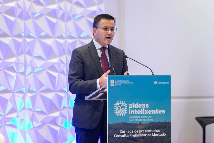 O conselleiro de Medio Rural, José González, en presentación de proxecto de aldeas intelixentes. XOÁN CRESPO