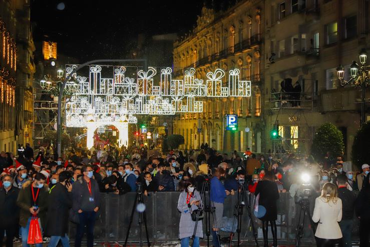 Varias persoas esperan o aceso das luces do Nadal, a 20 de novembro de 2021, en Vigo.. Marta Vázquez Rodríguez - Europa Press 