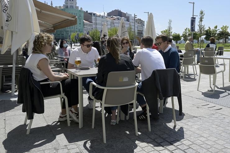 Arquivo - Varias persoas na terraza dun bar, a 29 de maio de 2021, na Coruña, Galicia (España).. M. Dylan - Europa Press - Arquivo 