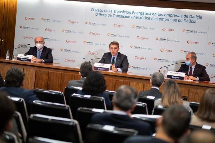 O presidnete da Xunta, Alberto Núñez Feijóo, participa nunha xornada sobre transición enerxética xunto ao presidente de Repsol,  Antonio Brufau. DAVID CABEZÓN 