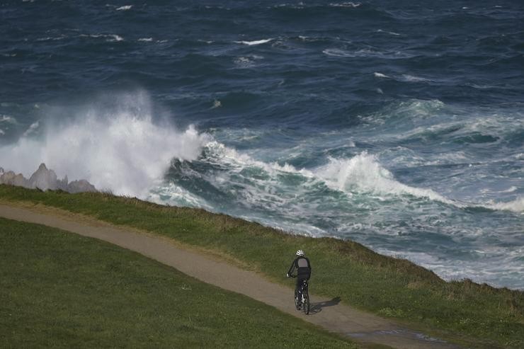 Forte ondada na zona da Torre de Hércules, a 27 de novembro de 2021 na Coruña, Galicia (España). Catorce das diecisieta comunidades autónomas teñen este sábado risco (aviso amarelo) ou risco importante (aviso laranxa) por neve, choiva, vin. M. Dylan - Europa Press 