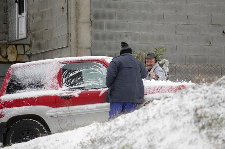 Dous homes retiran neve dun vehículo, a 27 de novembro de 2021, en Pedrafita do Cebreiro, Lugo, Galicia (España). Esta neve é froito da borrasca Arwen. Catorce comunidades autónomas teñen risco (aviso amarelo) ou risco importante (aviso naranj. Carlos Castro - Europa Press / Europa Press