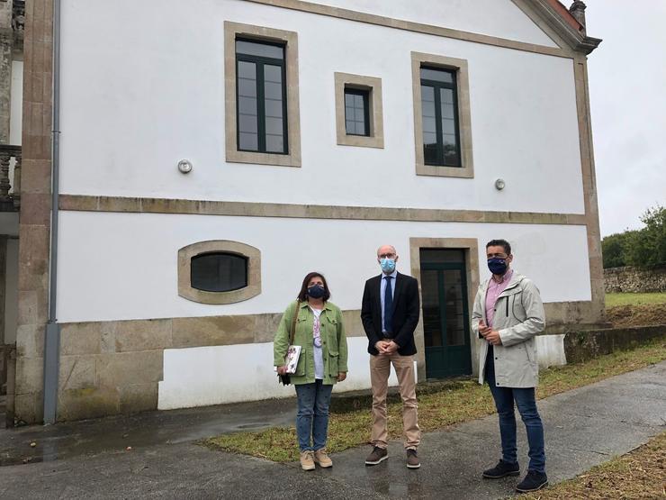 Casa dá Quintán, nunha foto de arquivo da Xunta, co director xeral de Familia, Jacobo Rei, e o delegado territorial da Xunta en Pontevedra, Luís López. XUNTA DE GALICIA 