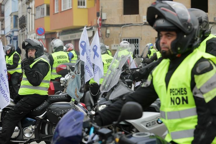 Varios homes participan nunha caravana moteira polo futuro da planta de Alcoa de San Cibrao, a 21 de novembro de 2021, en Ferreira de Valadouro, Lugo, Galicia (España). Traballadores da fábrica de Alcoa en San Cibrao (Lugo) e clubs de moteiros d. Carlos Castro - Europa Press / Europa Press