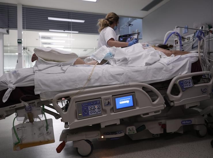 Unha enfermeira realiza unha ecografía a unha paciente na UCI do Hospital Enfermeira Isabel Zendal, en Madrid. O hospital está actualmente dedicado exclusivamente ao coidado de enfermos covid / Eduardo Parra - Europa Press